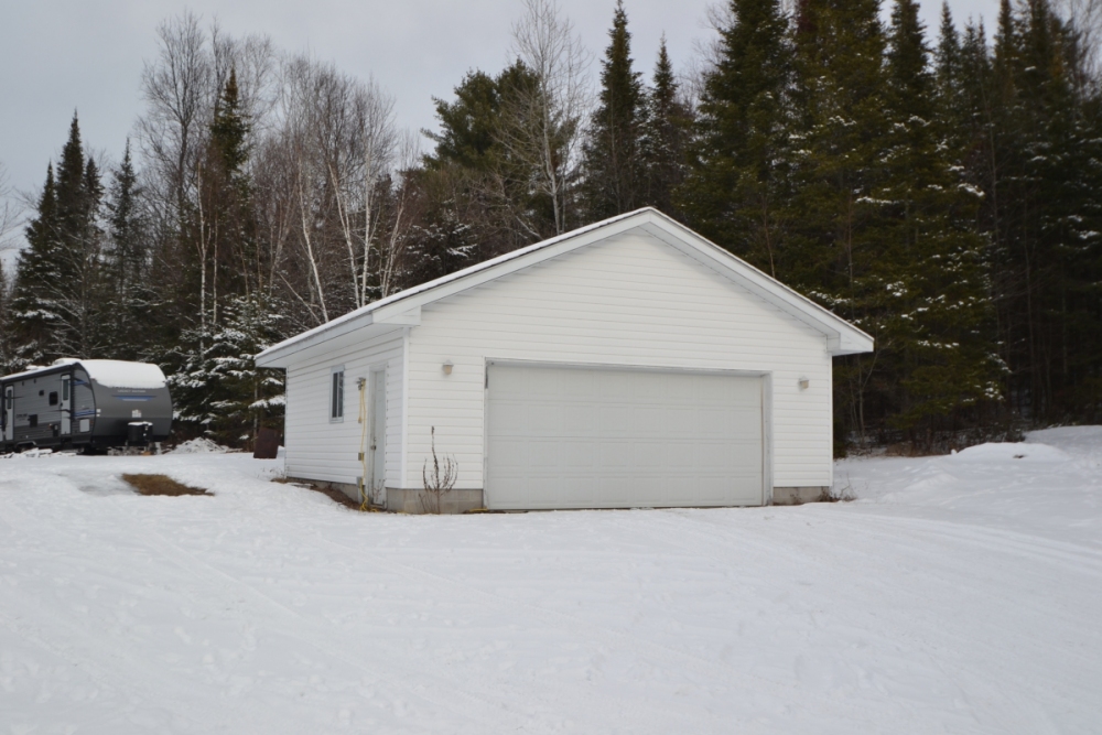 384 Robinson Rd, Hastings Highlands Ontario, Canada