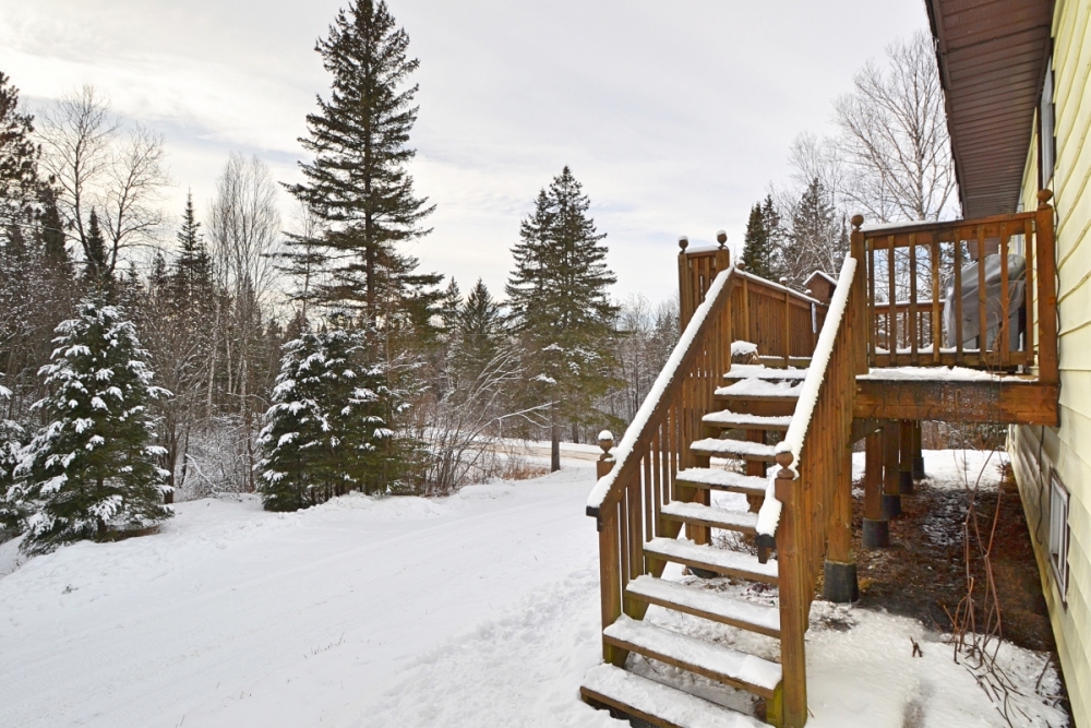 384 Robinson Rd, Hastings Highlands Ontario, Canada