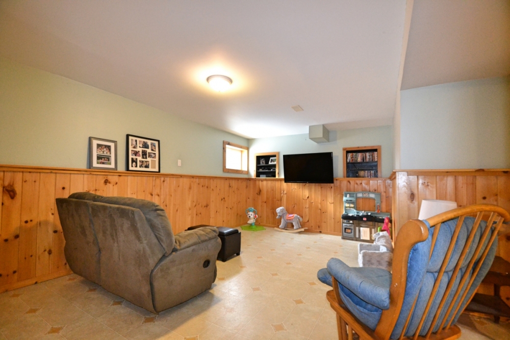 384 Robinson Rd, Hastings Highlands Ontario, Canada