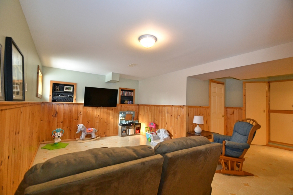 384 Robinson Rd, Hastings Highlands Ontario, Canada