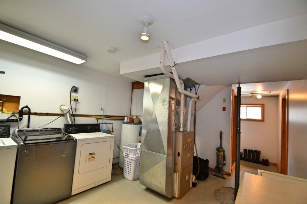 384 Robinson Rd, Hastings Highlands Ontario, Canada
