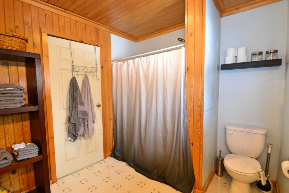 384 Robinson Rd, Hastings Highlands Ontario, Canada