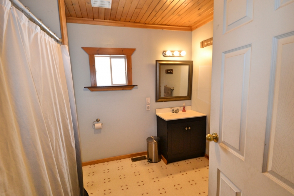 384 Robinson Rd, Hastings Highlands Ontario, Canada