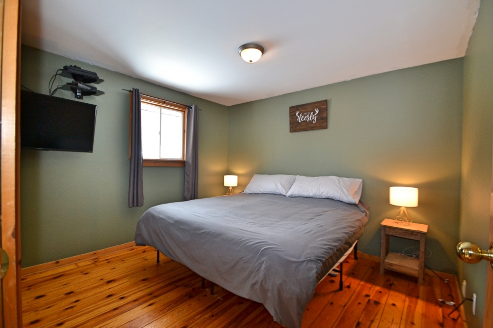 384 Robinson Rd, Hastings Highlands Ontario, Canada