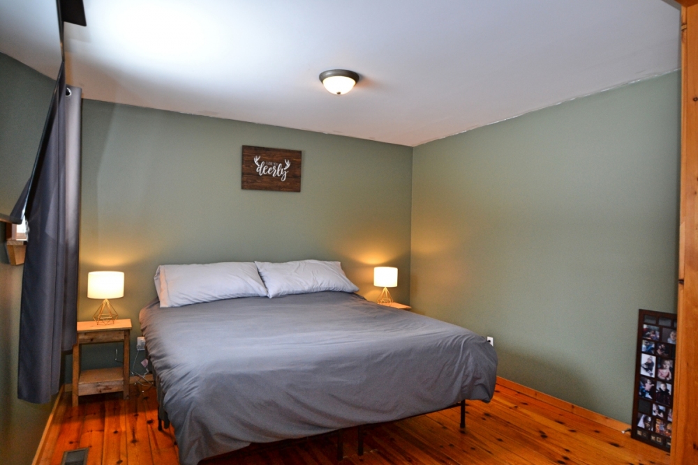 384 Robinson Rd, Hastings Highlands Ontario, Canada