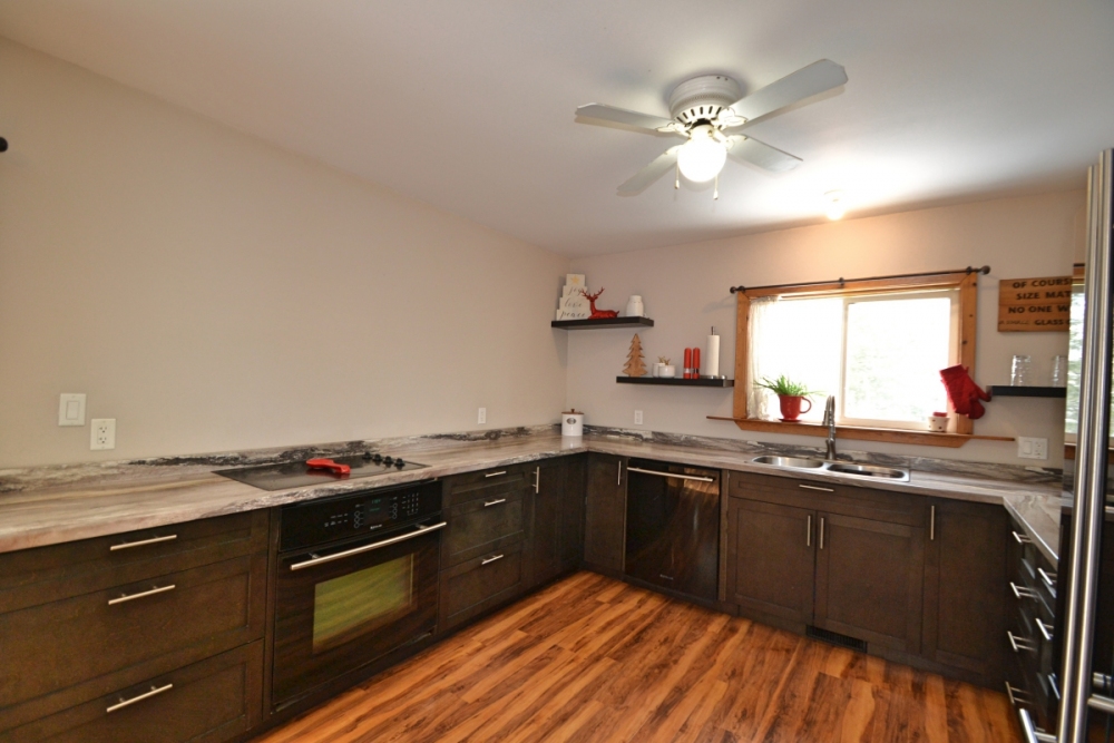 384 Robinson Rd, Hastings Highlands Ontario, Canada