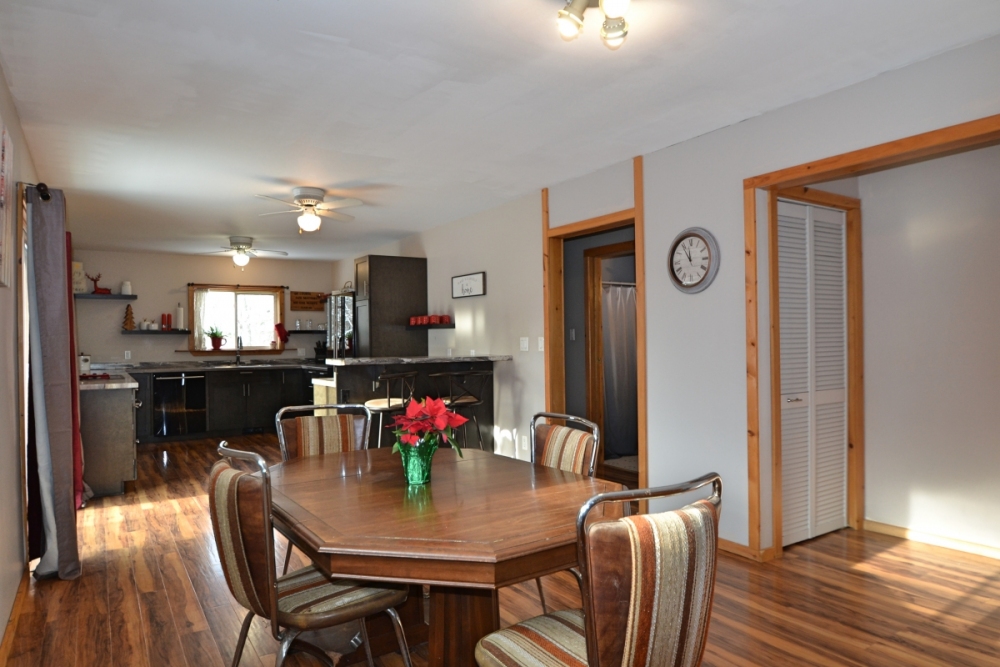 384 Robinson Rd, Hastings Highlands Ontario, Canada