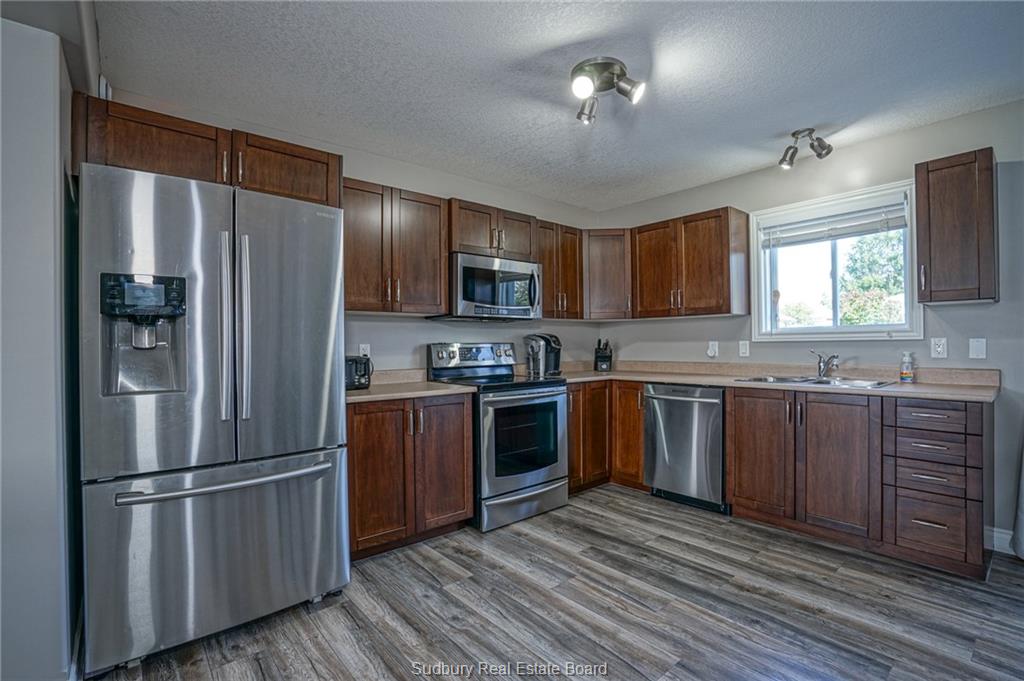 10 Meadowgreen Drive, Garson Ontario, Canada
