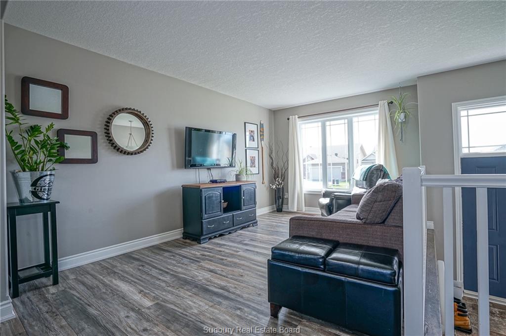 10 Meadowgreen Drive, Garson Ontario, Canada