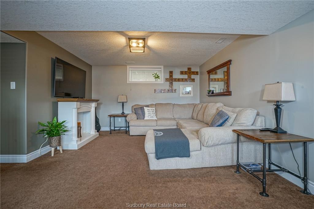 10 Meadowgreen Drive, Garson Ontario, Canada