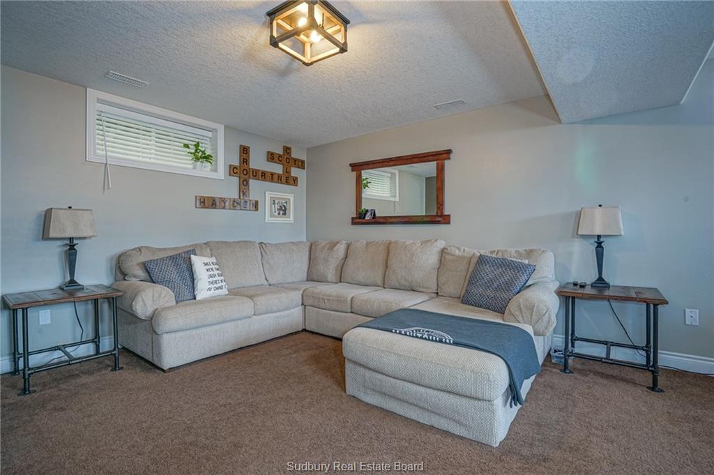 10 Meadowgreen Drive, Garson Ontario, Canada