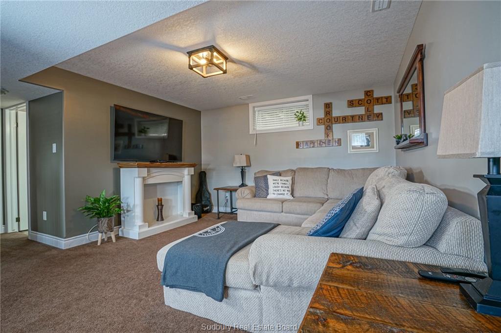 10 Meadowgreen Drive, Garson Ontario, Canada
