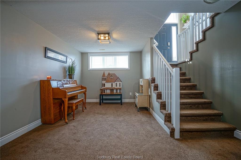 10 Meadowgreen Drive, Garson Ontario, Canada
