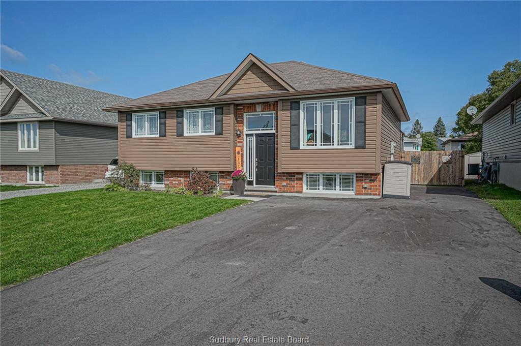 10 Meadowgreen Drive, Garson Ontario, Canada