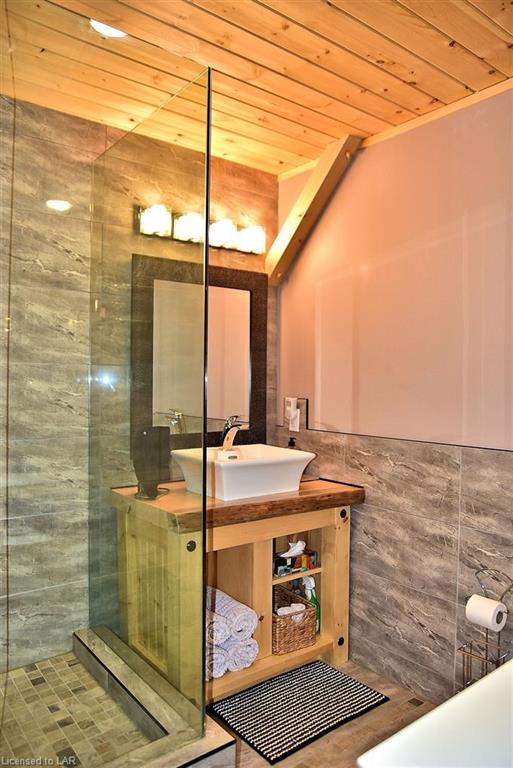 1075 ELMHURST Lane, Haliburton, Ontario, Canada