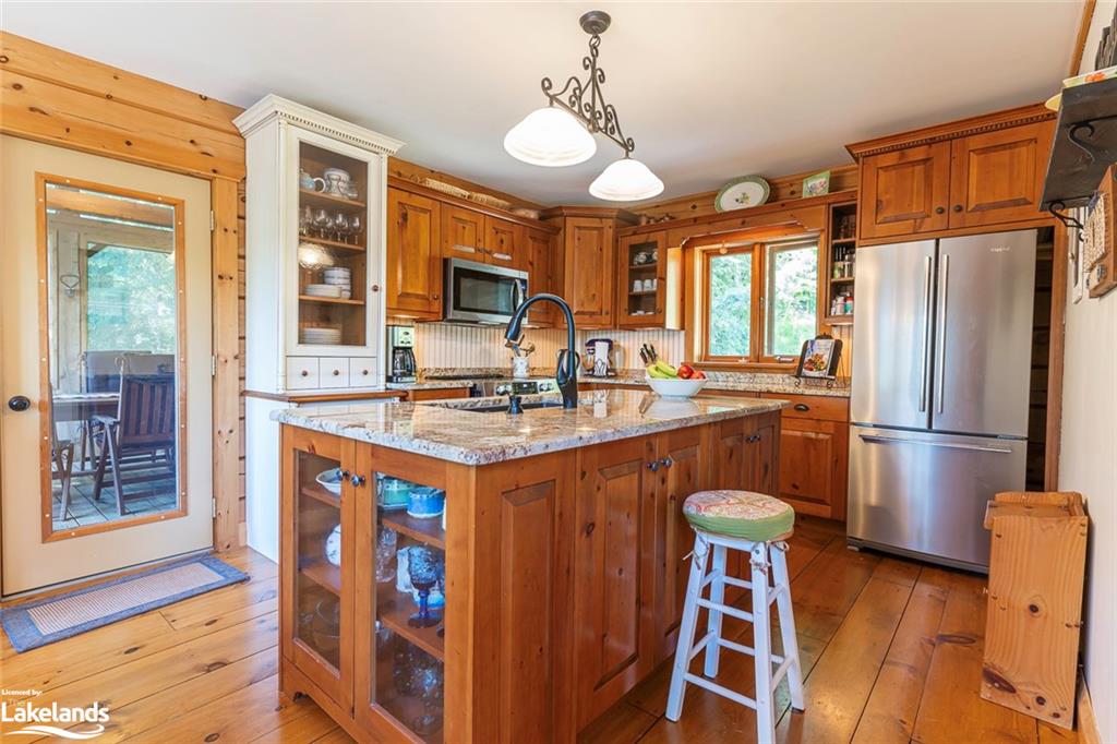 1047 LAND Road, Haliburton, Ontario, Canada