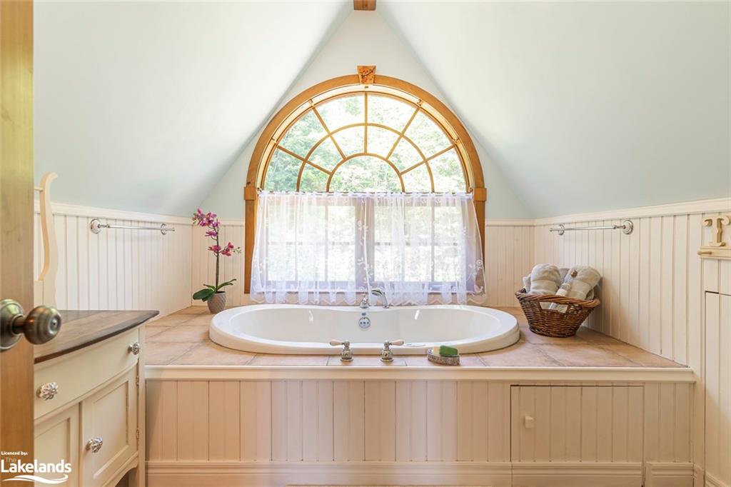 1047 LAND Road, Haliburton, Ontario, Canada