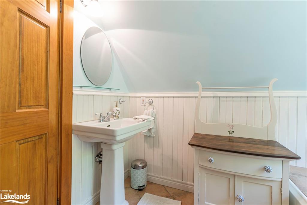 1047 LAND Road, Haliburton, Ontario, Canada