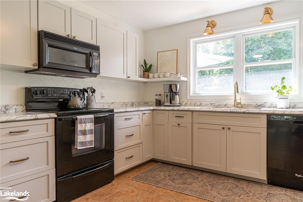 47 FARMCREST Avenue, Haliburton, Ontario, Canada