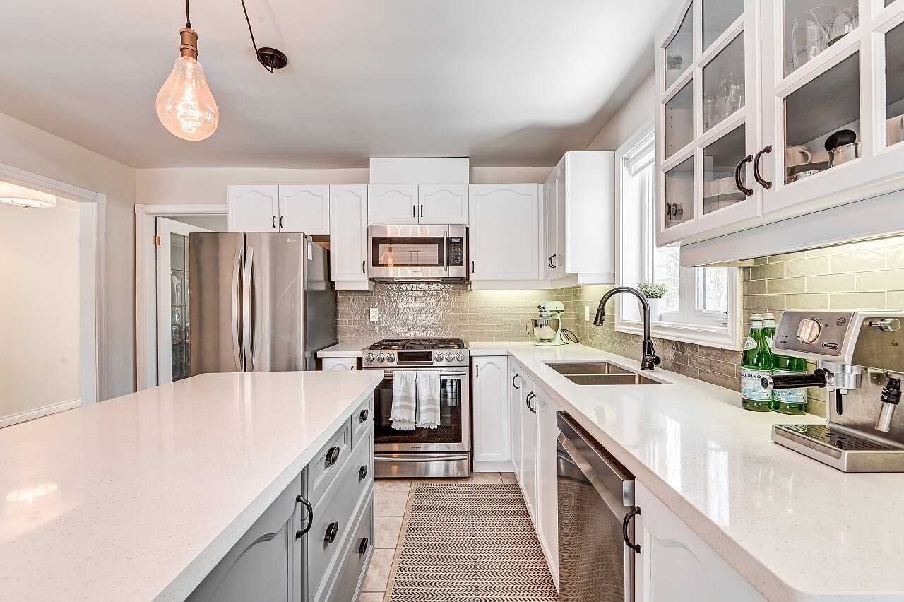 818 Cedarvale Dr, Innisfil Ontario, Canada