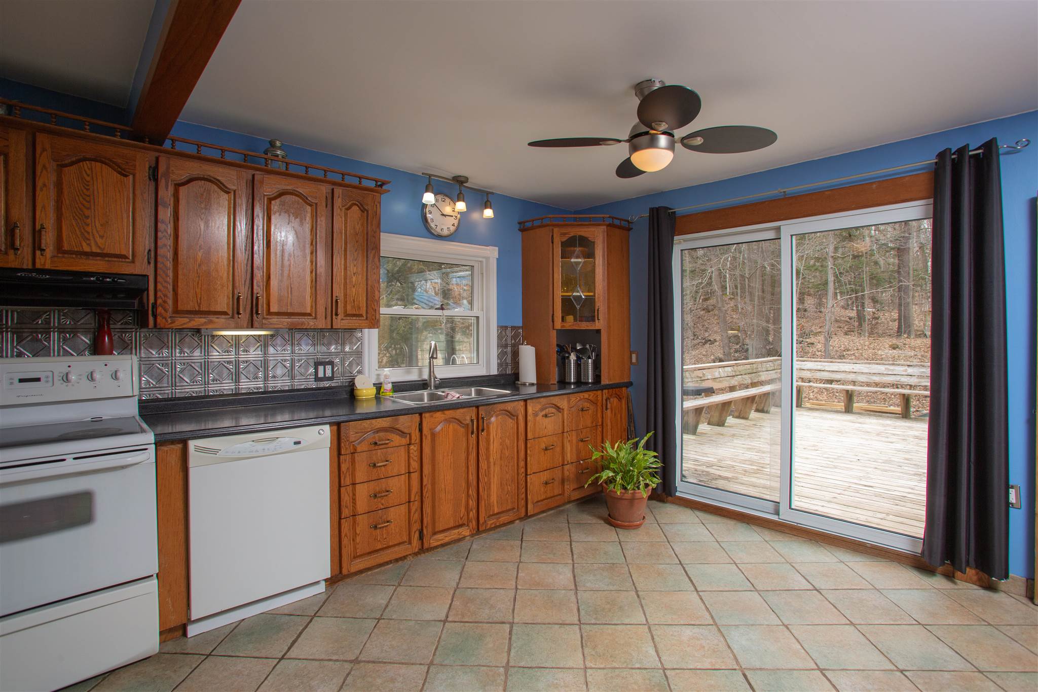 5677 Bedford Road, Sydenham Ontario, Canada