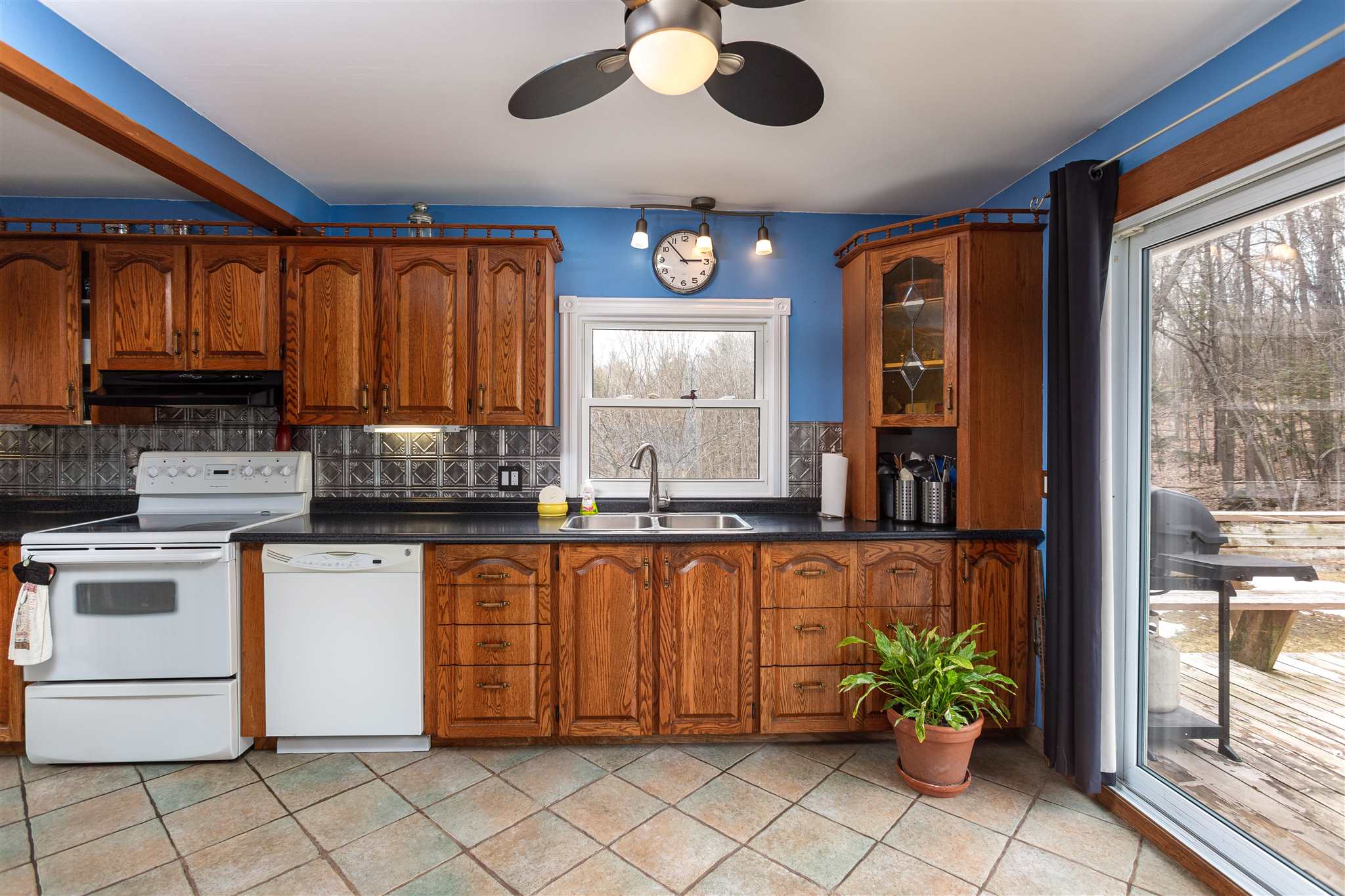 5677 Bedford Road, Sydenham Ontario, Canada