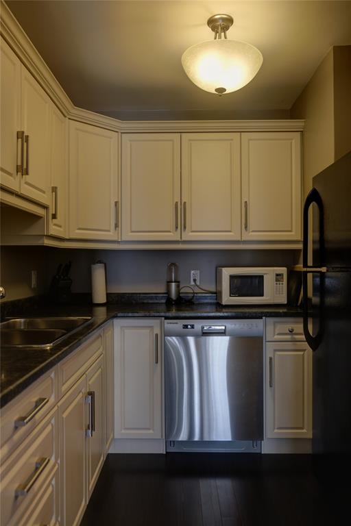 10 DERBY Unit# 107, Sarnia Ontario, Canada