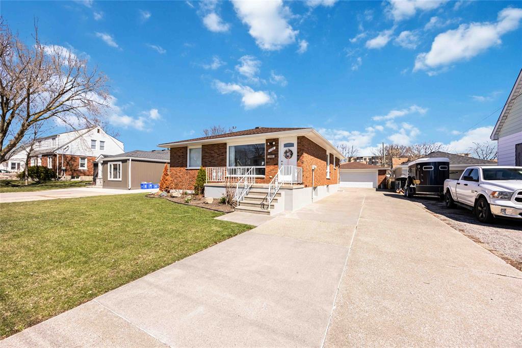 820 Elmhurst Avenue, Sarnia Ontario, Canada