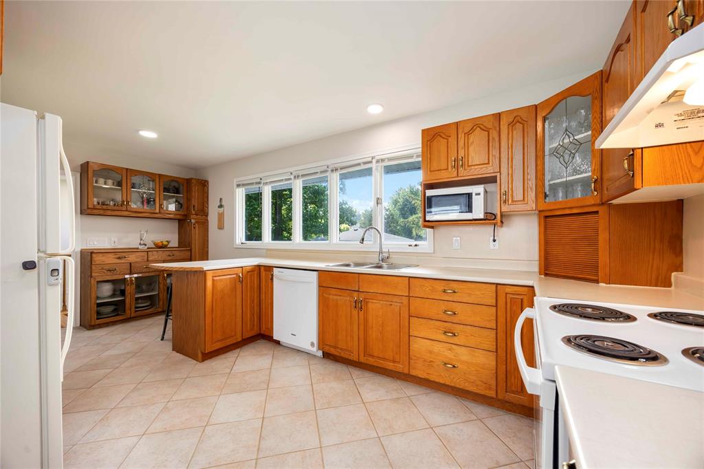 3554 QUEEN Street, Plympton-Wyoming, Ontario, Canada photo 14