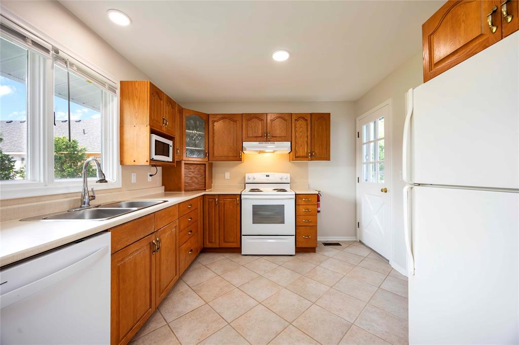 3554 QUEEN Street, Plympton-Wyoming, Ontario, Canada photo 15