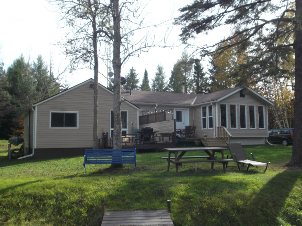 40 Doe Lake Rd, Katrine Ontario, Canada