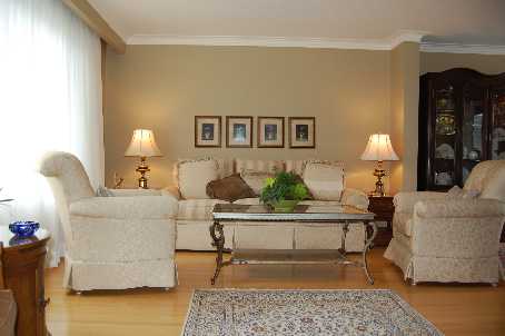 19 Moon Valley Dr, Toronto, Ontario, Canada photo 2