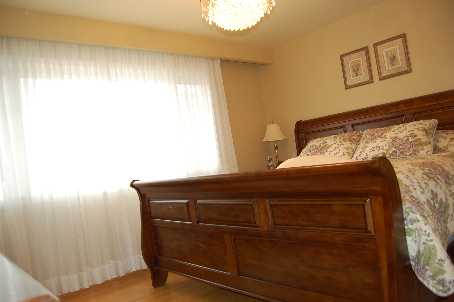 19 Moon Valley Dr, Toronto, Ontario, Canada photo 8