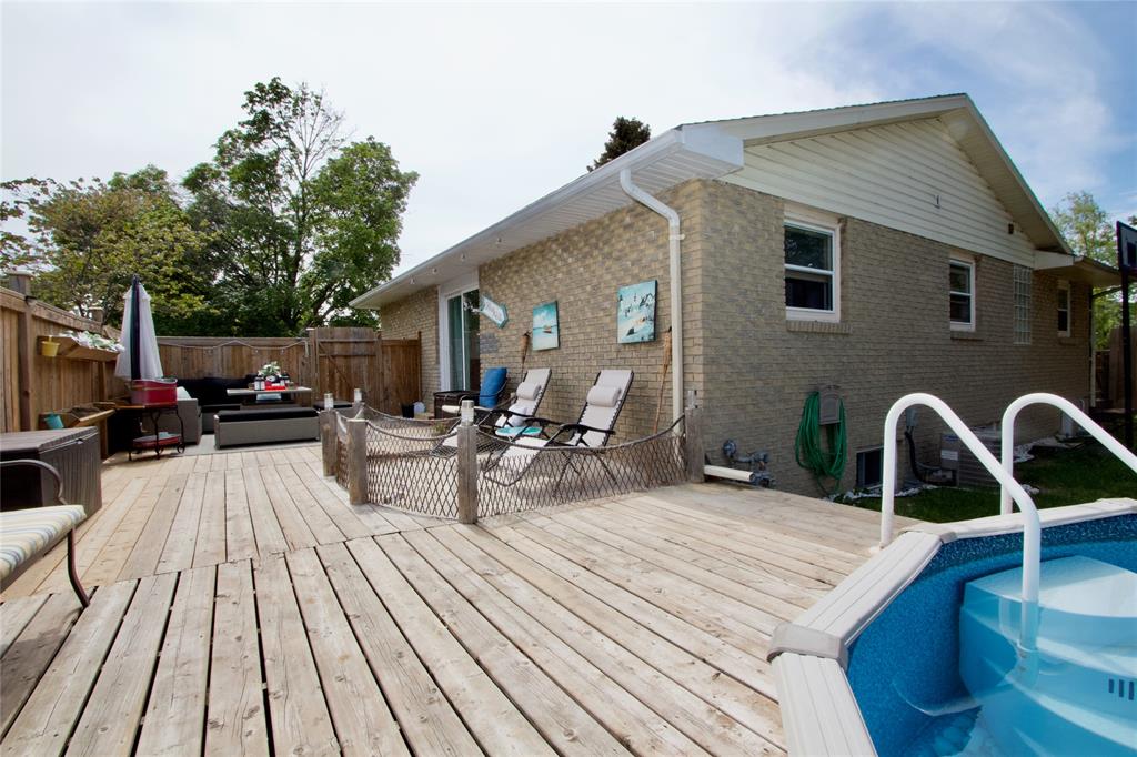 1109 CAMBRIDGE Crescent, Sarnia, Ontario, Canada
