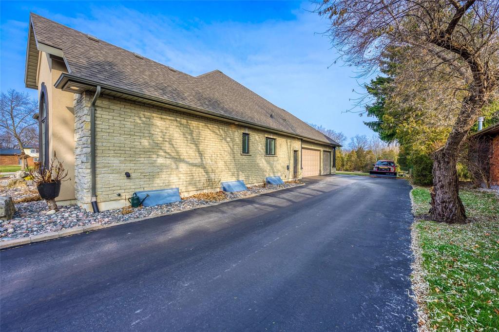 1726 MODELAND Road, Sarnia, Ontario, Canada