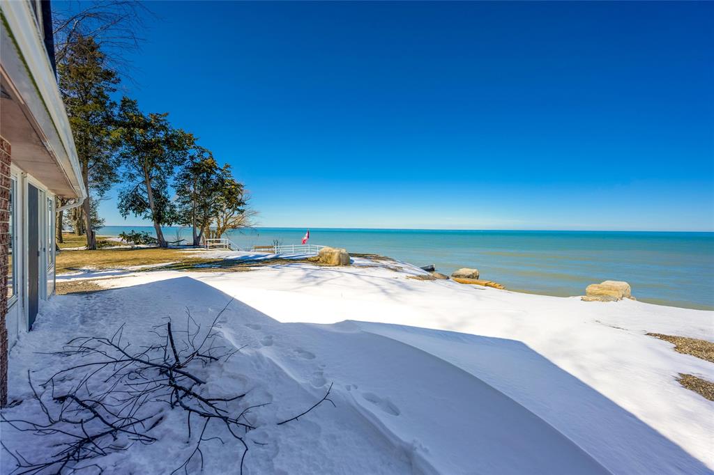 2293 PASSINGHAM Drive, Sarnia, Ontario, Canada