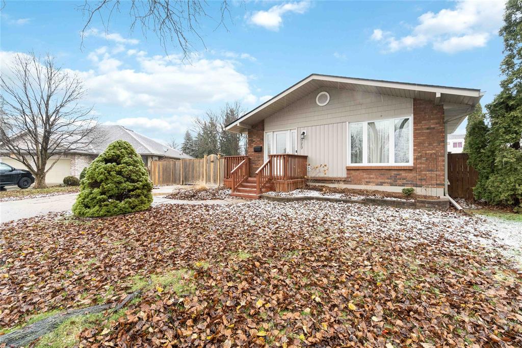 929 ASSINIBOINE Crescent, Sarnia, Ontario, Canada photo 1