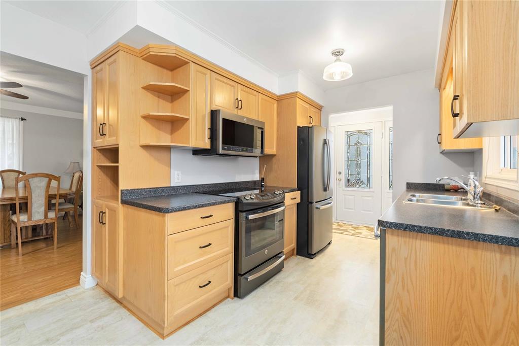 929 ASSINIBOINE Crescent, Sarnia, Ontario, Canada photo 5