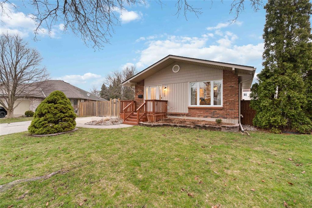929 ASSINIBOINE Crescent, Sarnia, Ontario, Canada photo 1