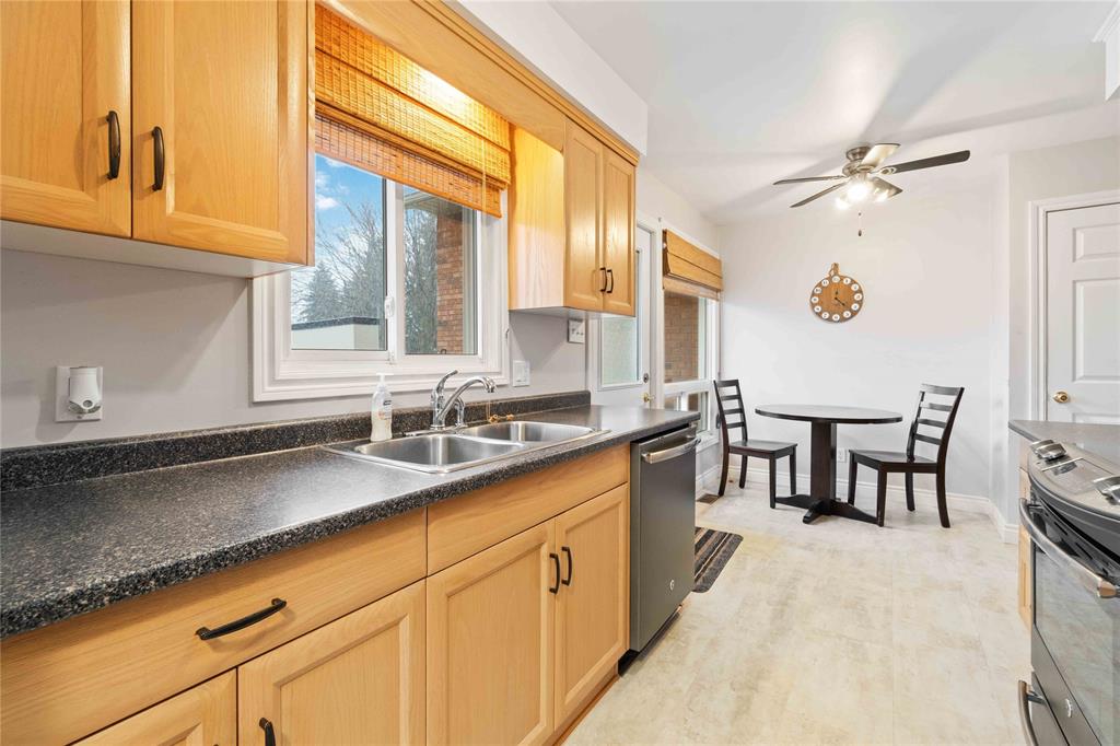 929 ASSINIBOINE Crescent, Sarnia, Ontario, Canada photo 3