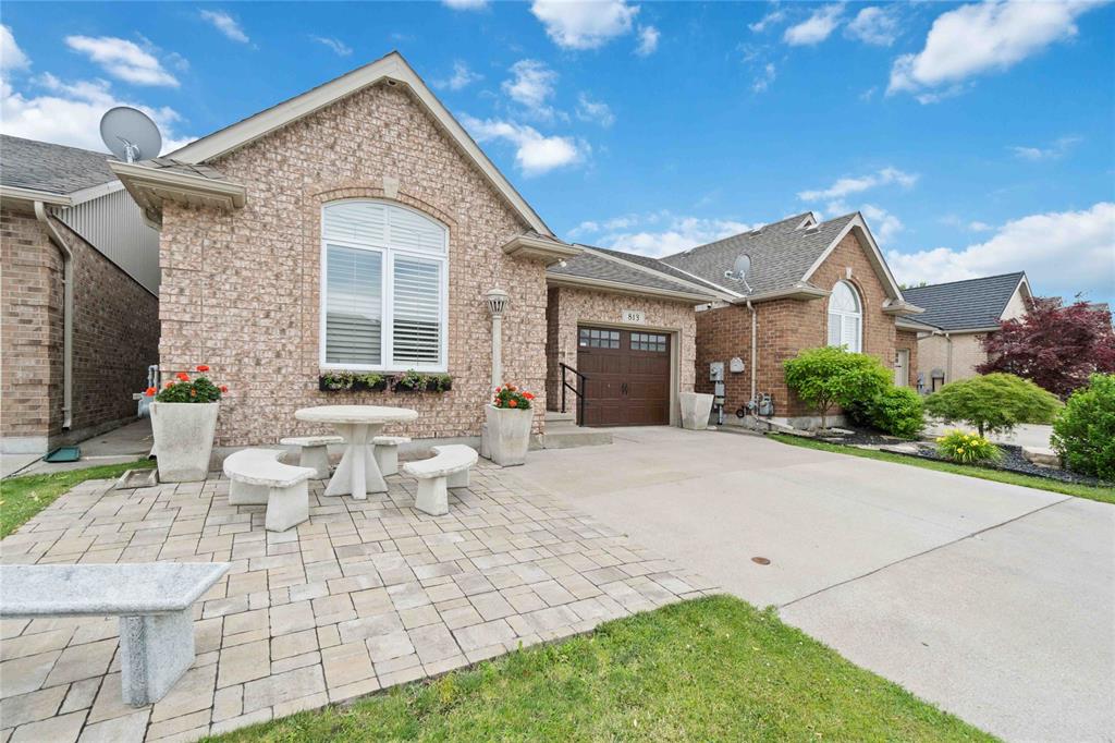 813 CARRIAGE Way, Sarnia, Ontario, Canada