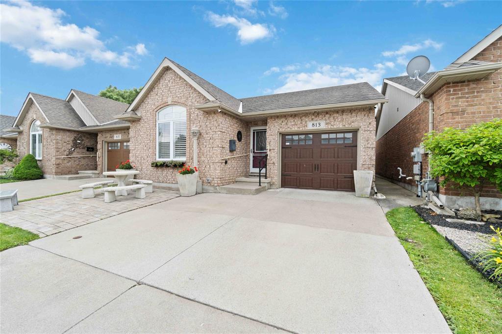 813 CARRIAGE Way, Sarnia, Ontario, Canada
