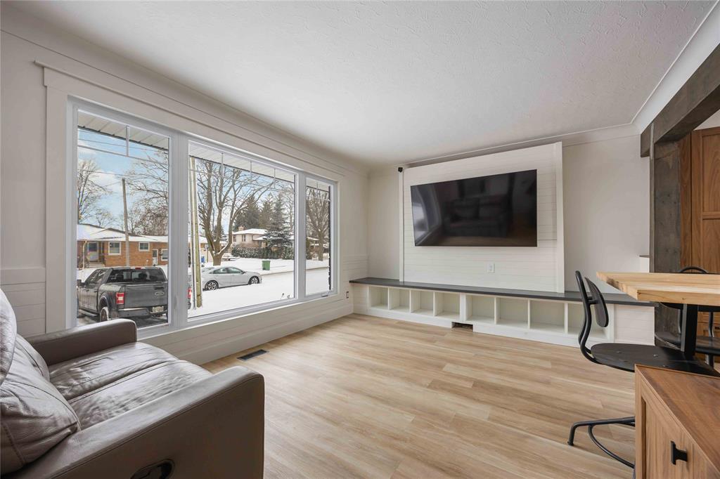 572 THAMES Street, Plympton-Wyoming, Ontario, Canada