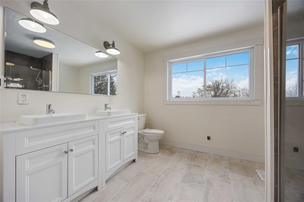 572 THAMES Street, Plympton-Wyoming, Ontario, Canada