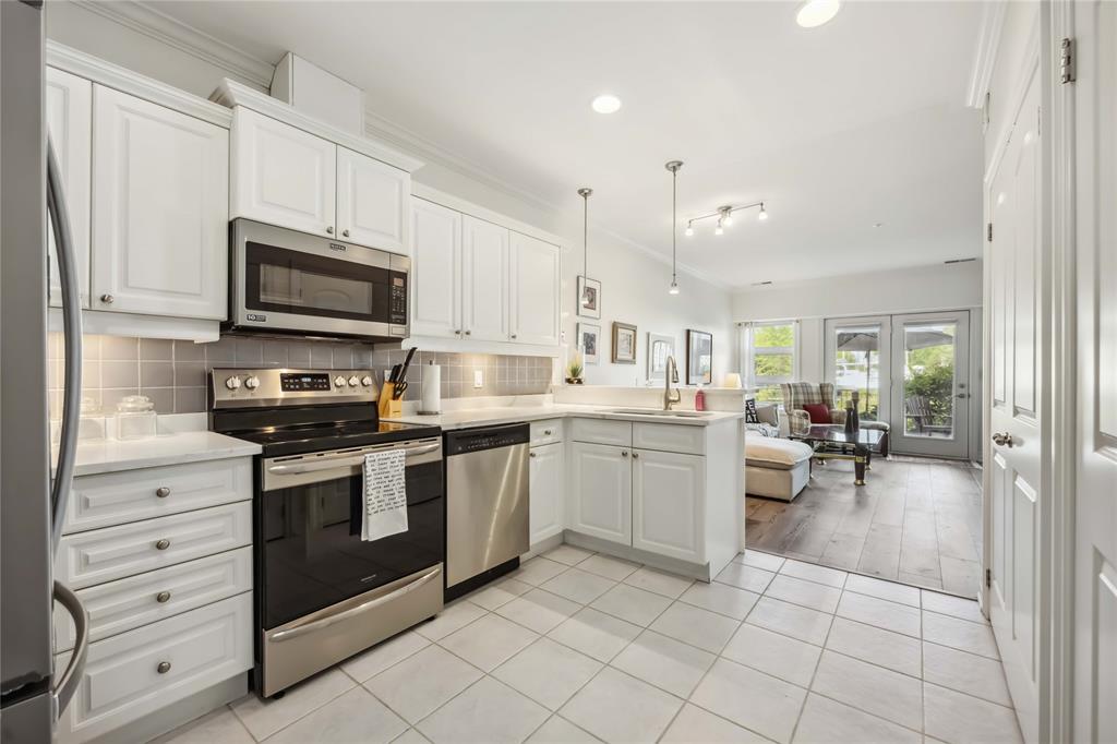 1550 VENETIAN Boulevard Unit# 102, Point Edward, Ontario, Canada