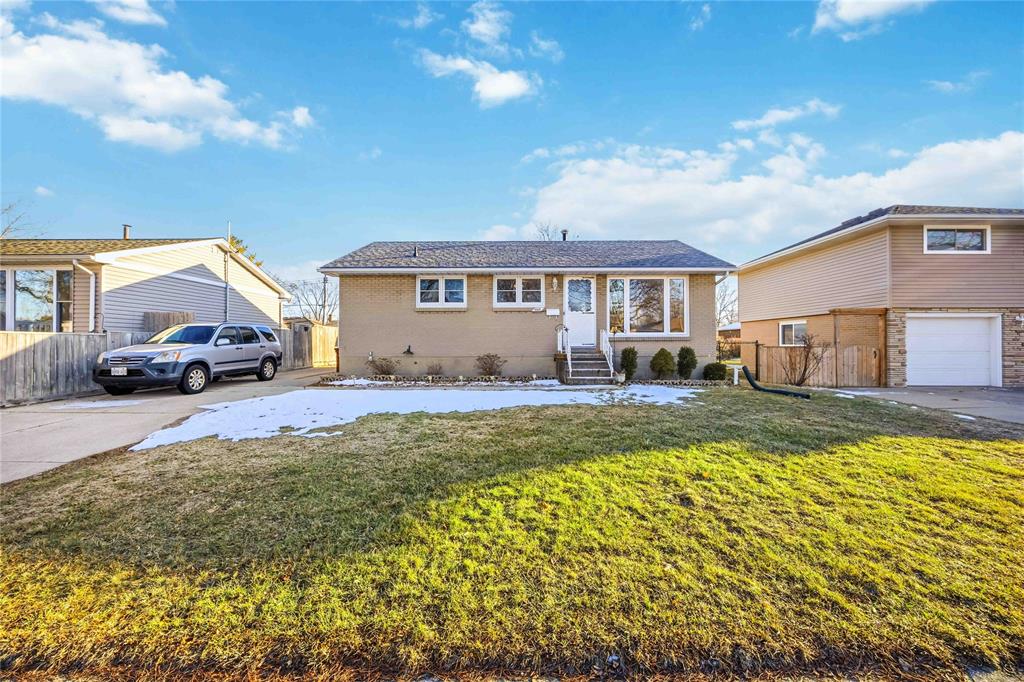 1065 CONNAUGHT Crescent, Sarnia, Ontario, Canada photo 2