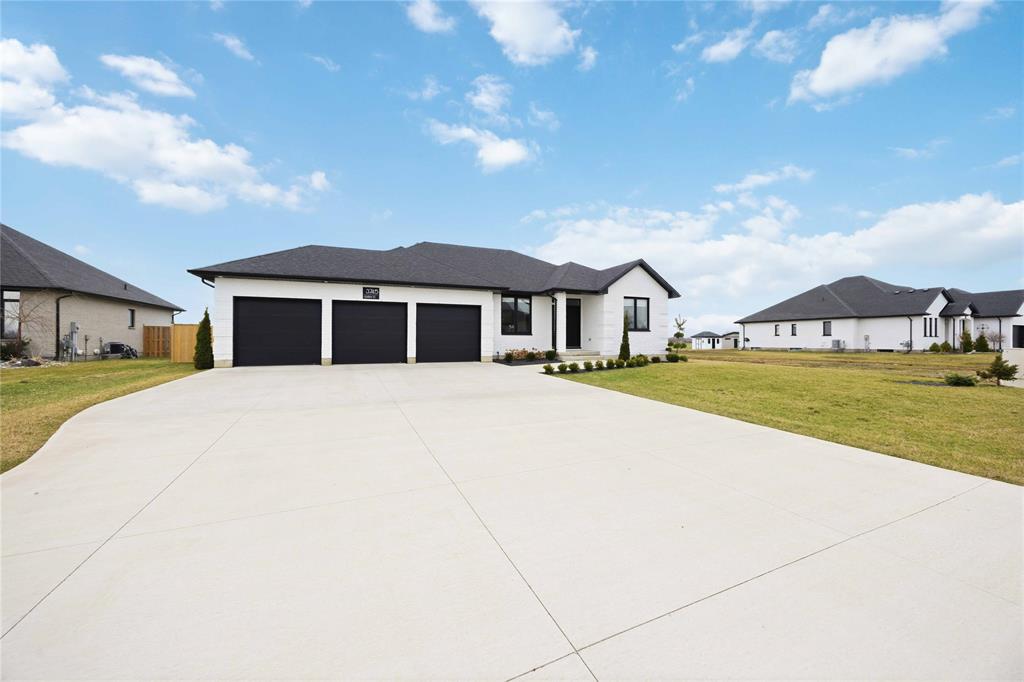 3745 QUEEN Street, Plympton-Wyoming, Ontario, Canada photo 2