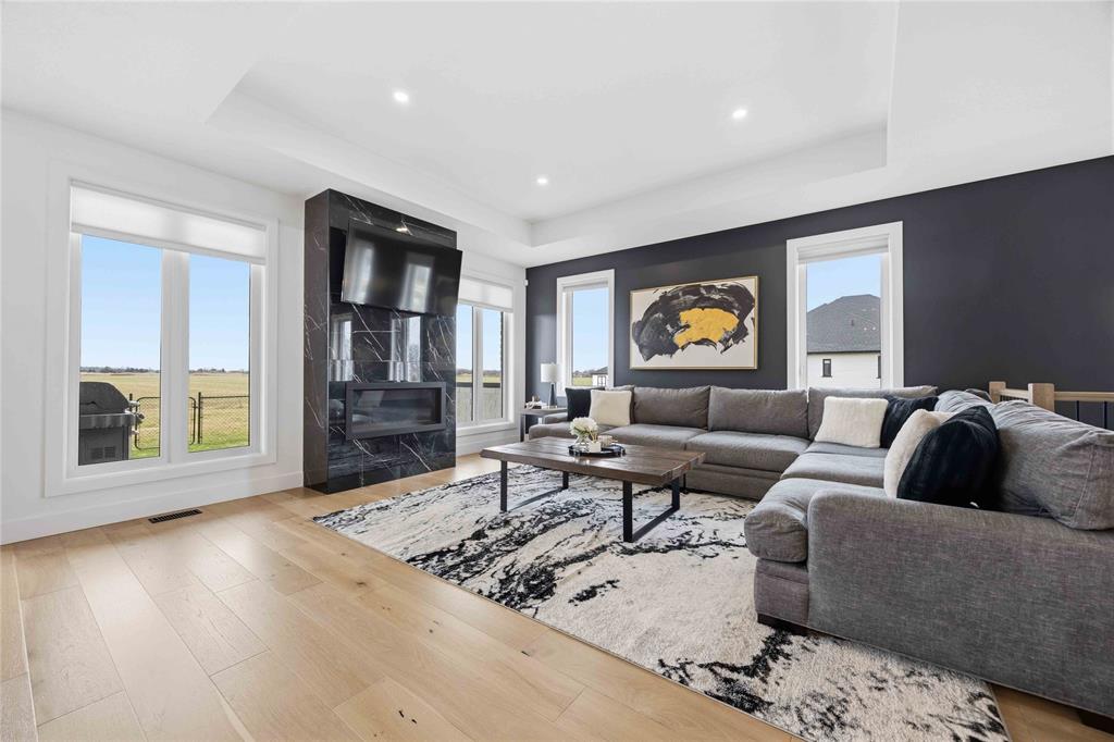 3745 QUEEN Street, Plympton-Wyoming, Ontario, Canada photo 5