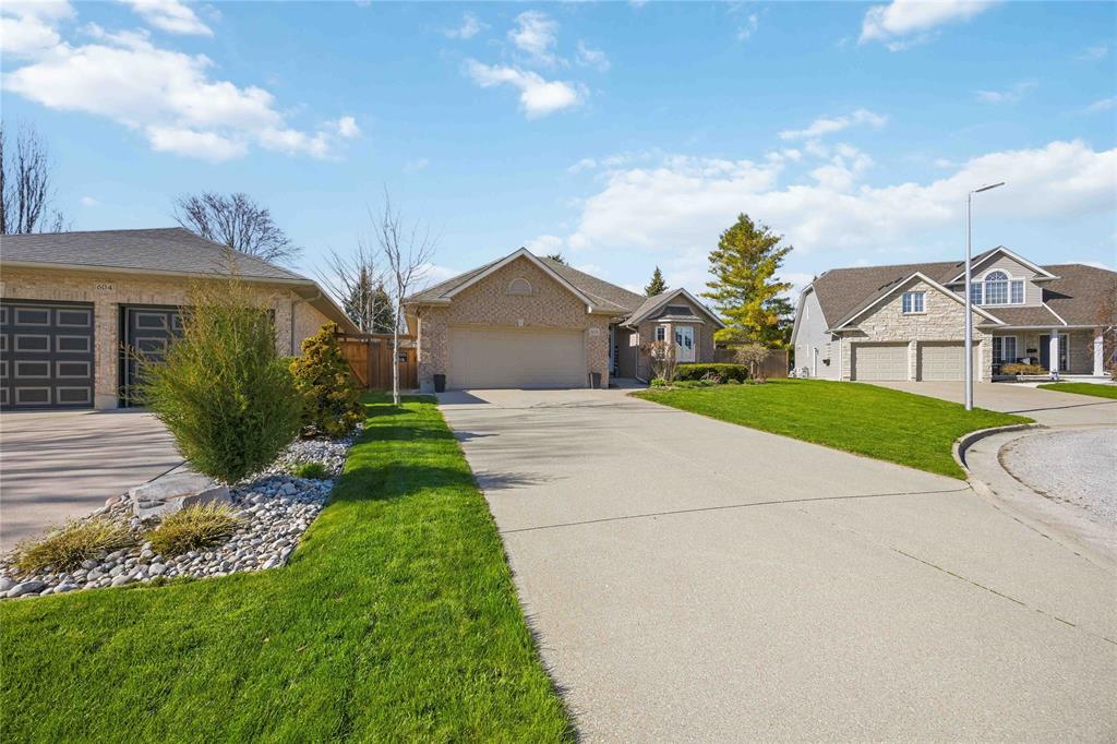 608 MC MASTER Court, Sarnia, Ontario, Canada photo 2