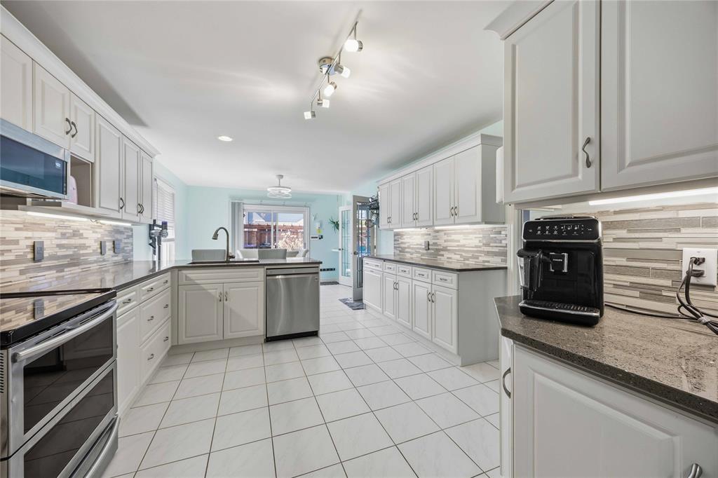 608 MC MASTER Court, Sarnia, Ontario, Canada photo 9